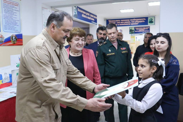 Сергей Меликов пообщался с учениками и преподавателями школы в Новолакском районе