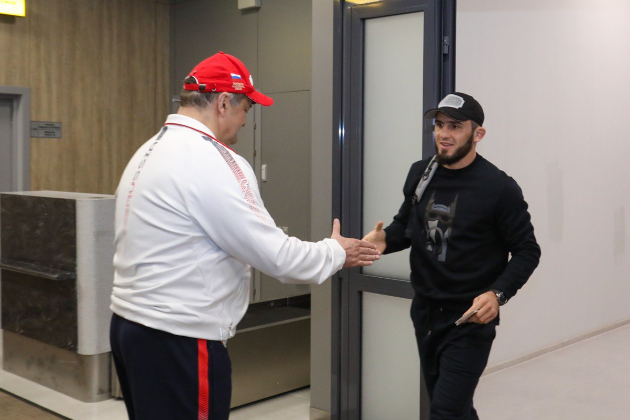 Сергей Меликов встретил в аэропорту чемпиона UFC Ислама Махачева