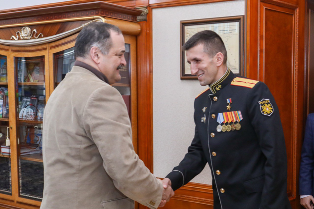 «Наша страна всегда может рассчитывать на дагестанцев»: Сергей Меликов встретился с Героем РФ Русланом Курбановым