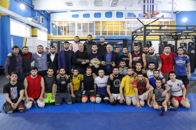 Сергей Меликов пообщался со спортсменами в Школе единоборств им. А. Нурмагомедова