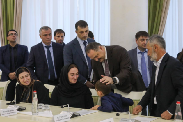 Сергей Меликов встретился с семьями погибших при выполнении боевых задач дагестанских военнослужащих