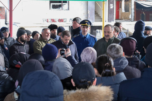 Сергей Меликов встретился с жильцами дома, пострадавшего от взрыва газа в Хасавюрте