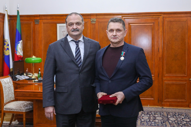 Сергей Меликов вручил орден «За заслуги перед Республикой Дагестан» Николаю Павлову
