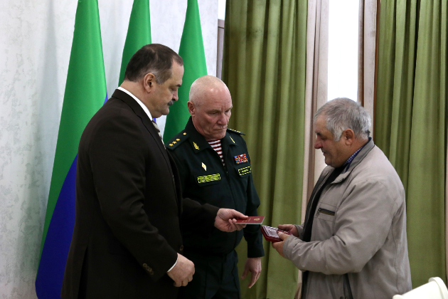 Ордена Мужества погибших росгвардейцев передали их родным в Дагестане