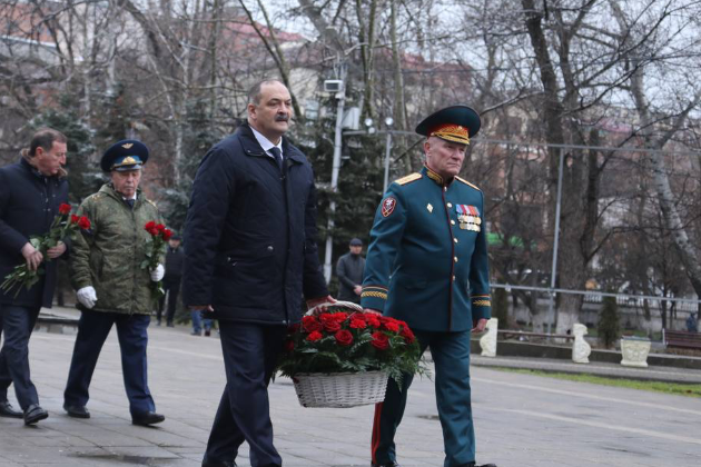 Сергей Меликов возложил цветы к памятнику Воину-освободителю в День защитника Отечества