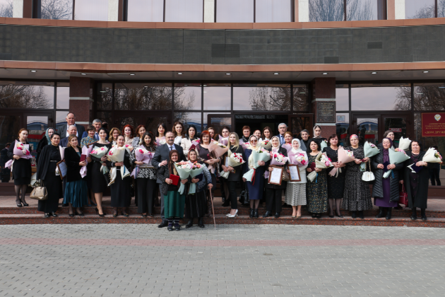 Глава Дагестана вручил государственные награды отличившимся в различных сферах женщинам