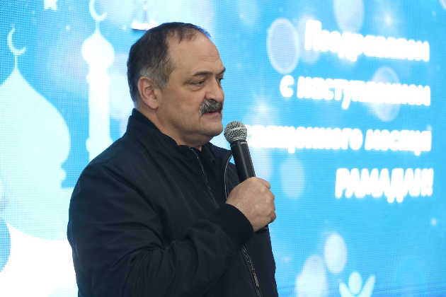 Сергей Меликов посетил коллективный ифтар на территории центральной Джума-мечети Махачкалы