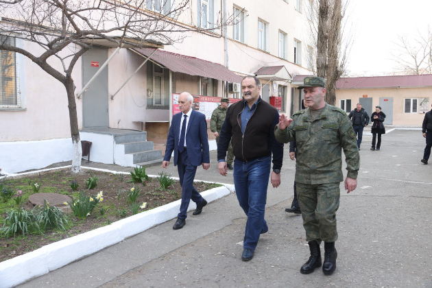 Глава Дагестана посетил Республиканский сборный пункт для призывников*