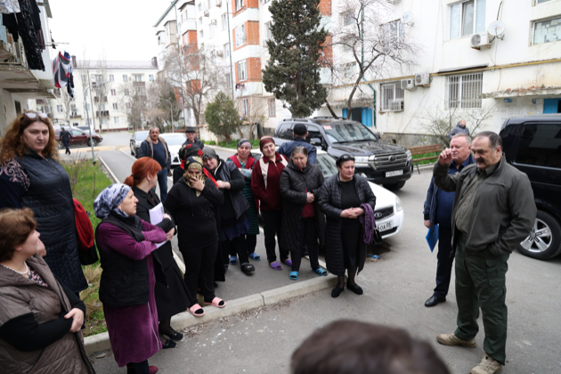 Сергей Меликов встретился с жильцами аварийных каспийских общежитий