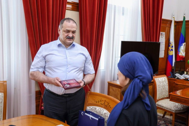 Сергей Меликов передал орден Мужества семье Марата Гаджибалаева