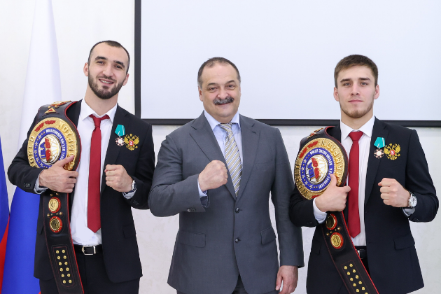 Глава Дагестана вручил ордена Почёта чемпионам мира по боксу Шарабутдину Атаеву и Муслиму Гаджимагомедову