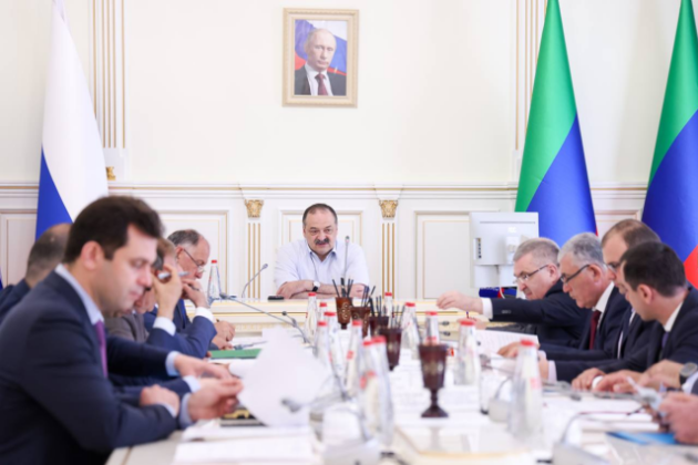 Под руководством главы Дагестана обсудили организацию летнего отдыха детей, начало туристического сезона и участие региона в госпрограммах РФ