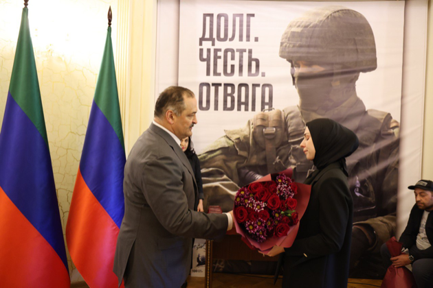 Глава Дагестана передал госнаграды родственникам военнослужащих Росгвардии и Минобороны