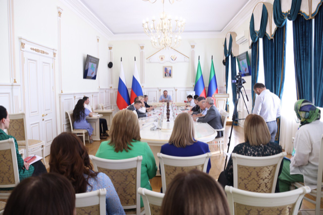 Под руководством Сергея Меликова обсудили вопросы участия дагестанских женщин в работе НКО