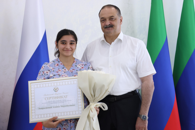 Сергей Меликов вручил денежные сертификаты стобалльникам по ЕГЭ