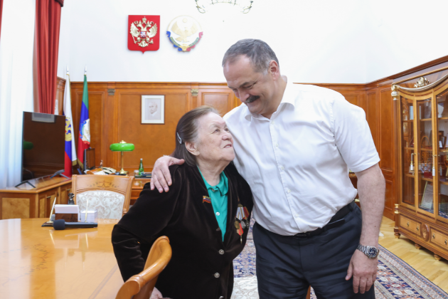 Сергей Меликов передал ключи от новой квартиры ветерану ВОВ Валентине Овериной