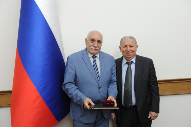 В День Конституции республики отличившимся дагестанцам вручили госпремии РД и премии имени Расула Гамзатова