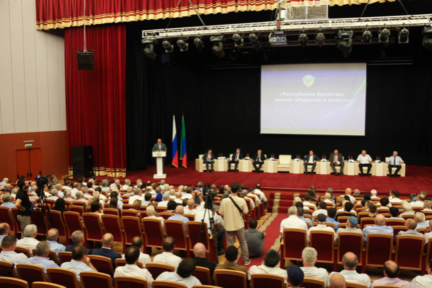 Глава Дагестана провел встречу с общественниками региона