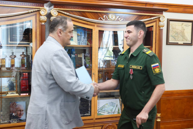 Сергей Меликов встретился с участником СВО Азаматом Мамаевым