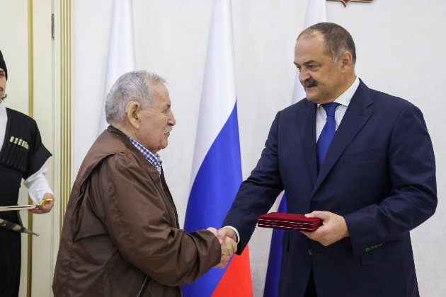 Сергей Меликoв вручил дагестанцам государственные награды
