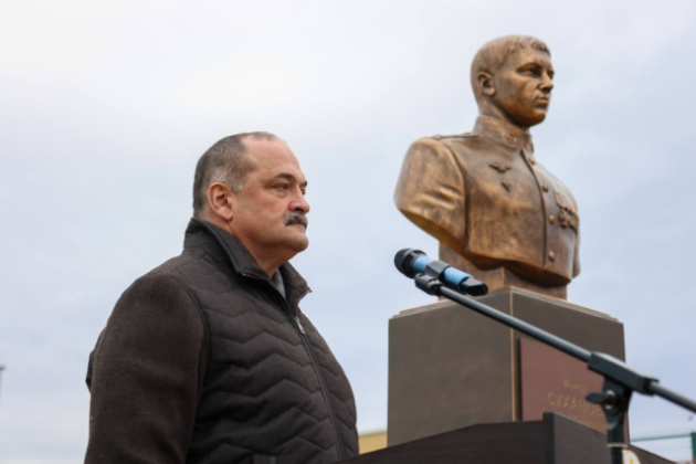 Сергей Меликов открыл сквер имени майора Алексея Суханова в Махачкале