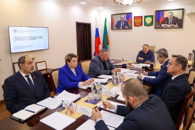 Сергей Меликов провел выездное совещание в Каспийске