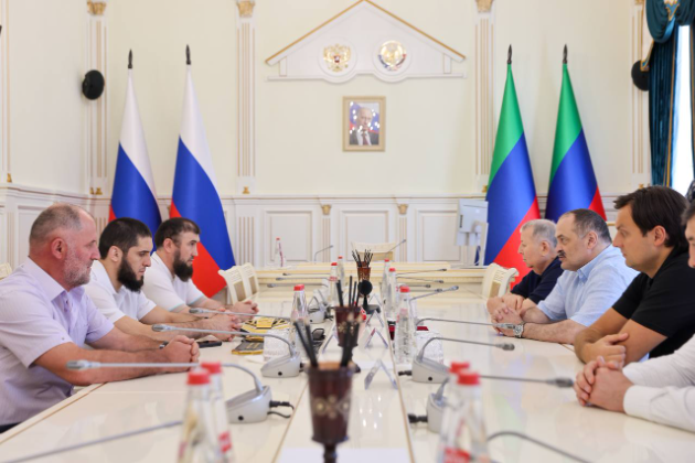 Сергей Меликов вручил Исламу Махачеву орден Почета Республики Дагестан III степени