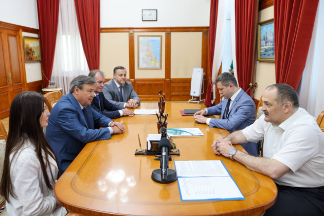 Глава Дагестана встретился с председателем Совета директоров АО «Салаватстекло»