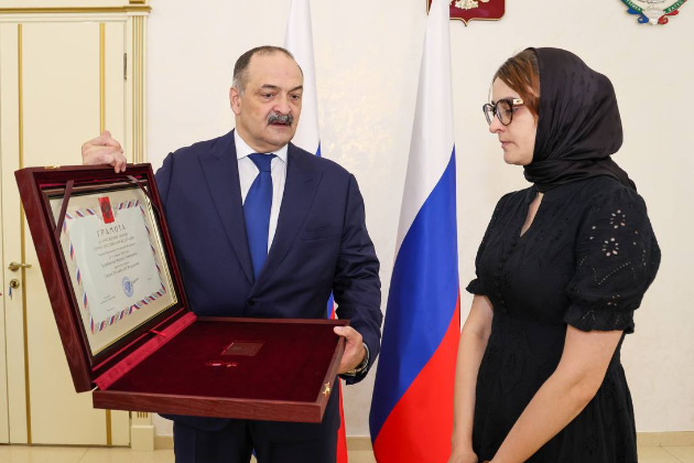 Глава Дагестана передал «Золотую Звезду» близким Героя России Фархада Худайнатова