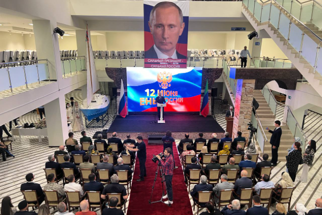 Сергей Мeликов вручил государственные награды дагестанцам