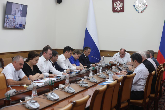 Сергей Меликов провел оперативное совещание по ситуации с ОКИ в Буйнакске