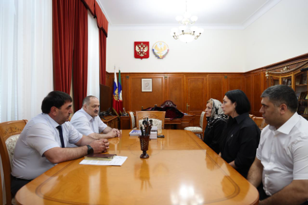 Сергей Меликов встретился с матерью дагестанского военнослужащего Магомеда Исбакиева