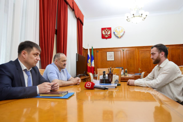 Герой России Темирлан Абуталимов проходит стажировку на госслужбе под наставничеством Сергея Меликова