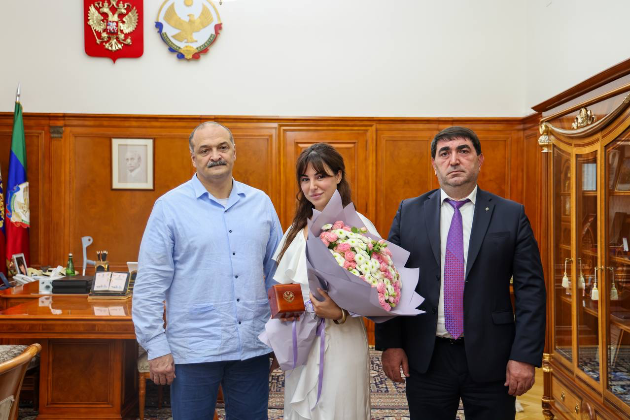 Сергей Меликов вручил именные часы медсестре Бадие Валиевой