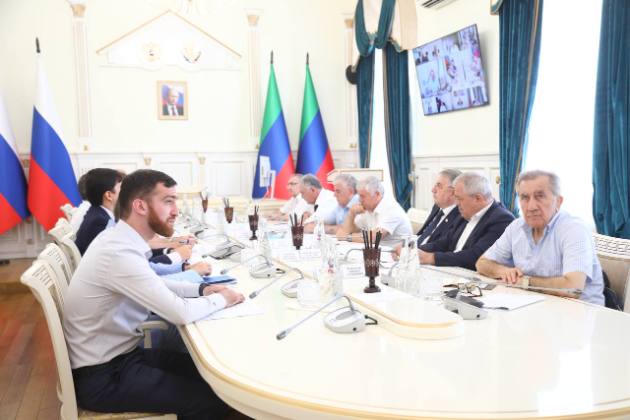 Глава Дагестана провел сoвeщание по актуальным для региона вопросам