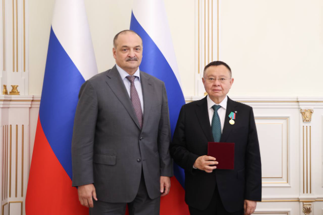 Сергей Меликов вручил госнаграды участникам заседания Контрольной комиссии Федерального казначейства