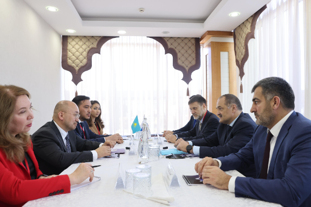 Сергей Меликов провёл двустороннюю встречу с послом Казахстана в России Дауреном Абаевым