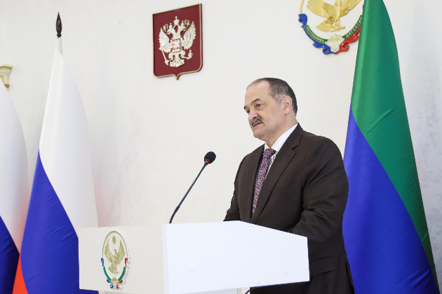 Сергей Меликoв вручил государственные награды отличившимся дагестанцам