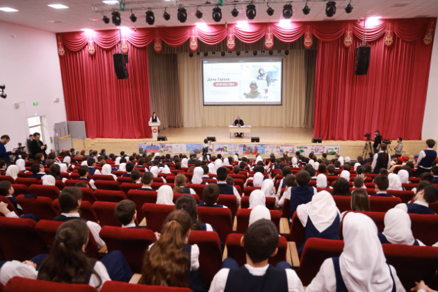 Сергей Меликов провел со школьниками открытый урок «Разговоры о важном»