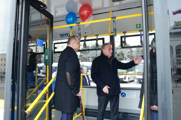 Главе Дагестана презентовали современные автобусы для Махачкалы