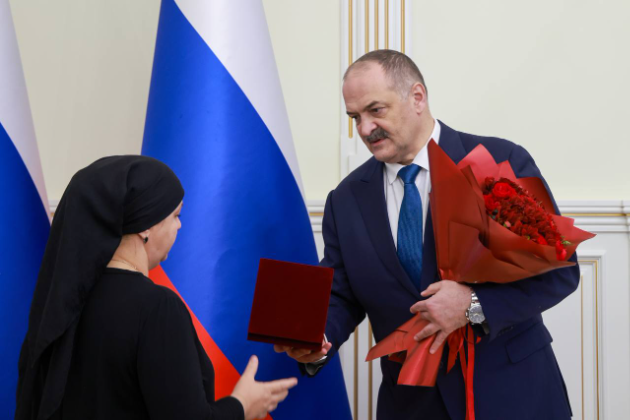 «Ваши близкие – герои для всего Дагестана»: Сергей Меликов передал госнаграды родным отважных земляков