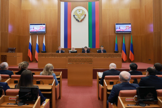 Руководитель Администрации Главы и Правительства РД поздравил коллектив с наступающим праздником и вручил награды