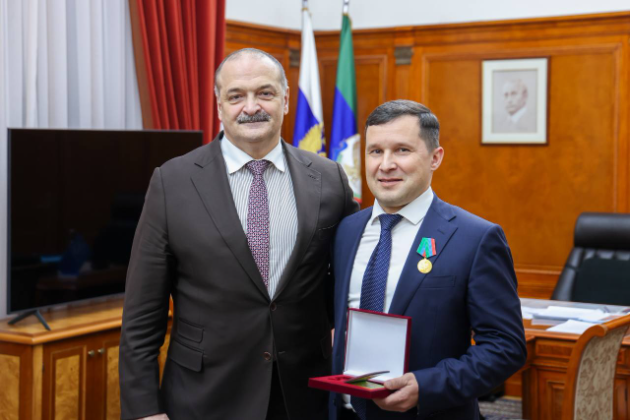 Сергей Меликов вручил Айдару Байрамову медаль «За вклад в социально-экономическое развитие Республики Дагестан»