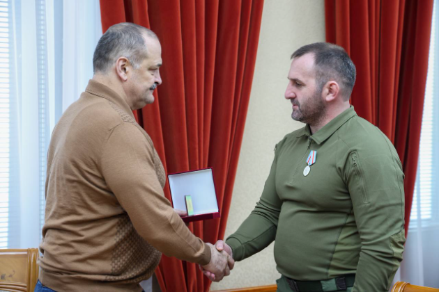 Глава Дагестана вручил полковнику Руслану Мансурову медаль «За проявленное мужество»