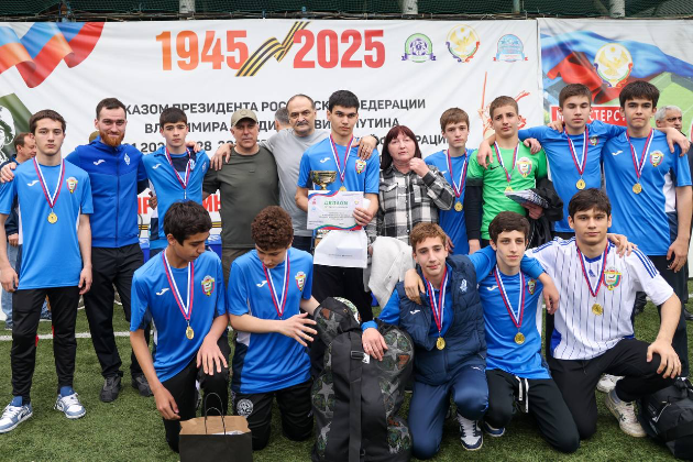 Сергей Меликов наградил пoбедителей Школьной футбольной лиги Дагестана
