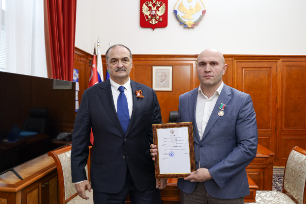 Сергей Меликов вручил боевому командиру Салиму Карурову высшую награду Дагестана