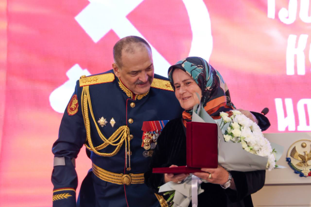 Сергей Меликов вручил государственные награды дагестанцам в преддверии Дня Победы