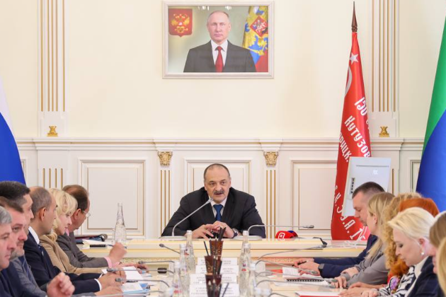 Сергей Меликов наградил активистов «Движения Первых» и их руководителей