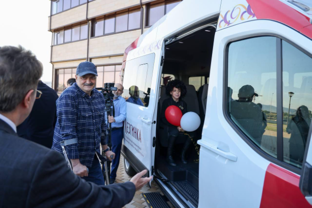 Сергей Меликов посетил Дом танца «Лезгинка» и вручил артистам государственные награды