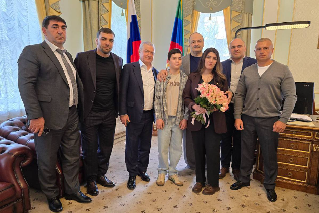 Глава Дагестана встретился с юным героем, спасшим ребёнка в Домодедово